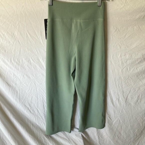 Move Technology: Tulip Waistband Wide Leg Crop Yoga Pants- XS - Picture 8 of 16